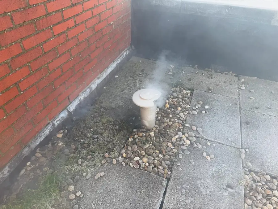 Rook bij een dakdoorvoer: hier zat de zwakke plek