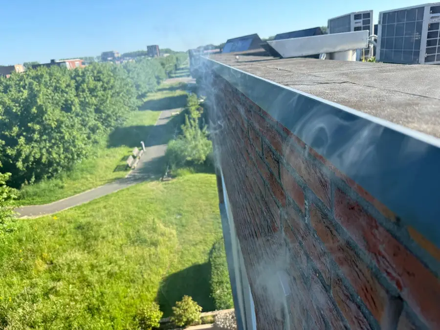 Even later komt de rook naar buiten bij de dakrand