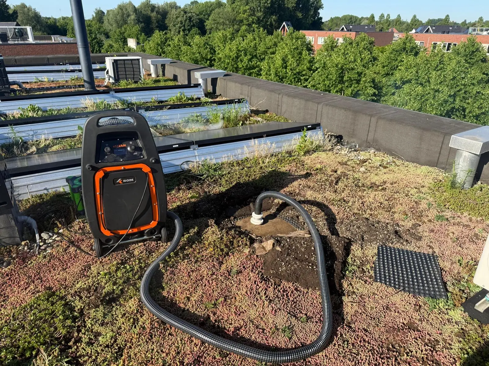 Rookmachine op een groendak met zonnepanelen tijdens een rookproef
