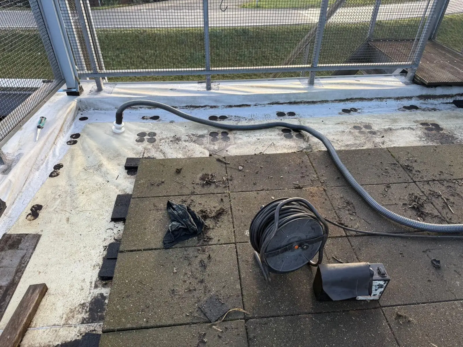 Slang van de rookmachine aangesloten op een dakterras