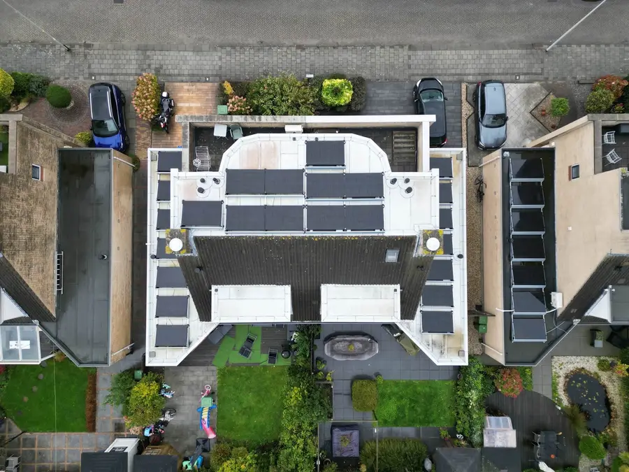 Een dak vol zonnepanelen: de dakbedekking eronder is met het oog niet te controleren